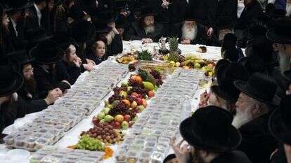 טיש ט"ו בשבט בחסידות מכנובקה-בעלז. בני ברק 2016. | יעקב נאומי, פלאש 90