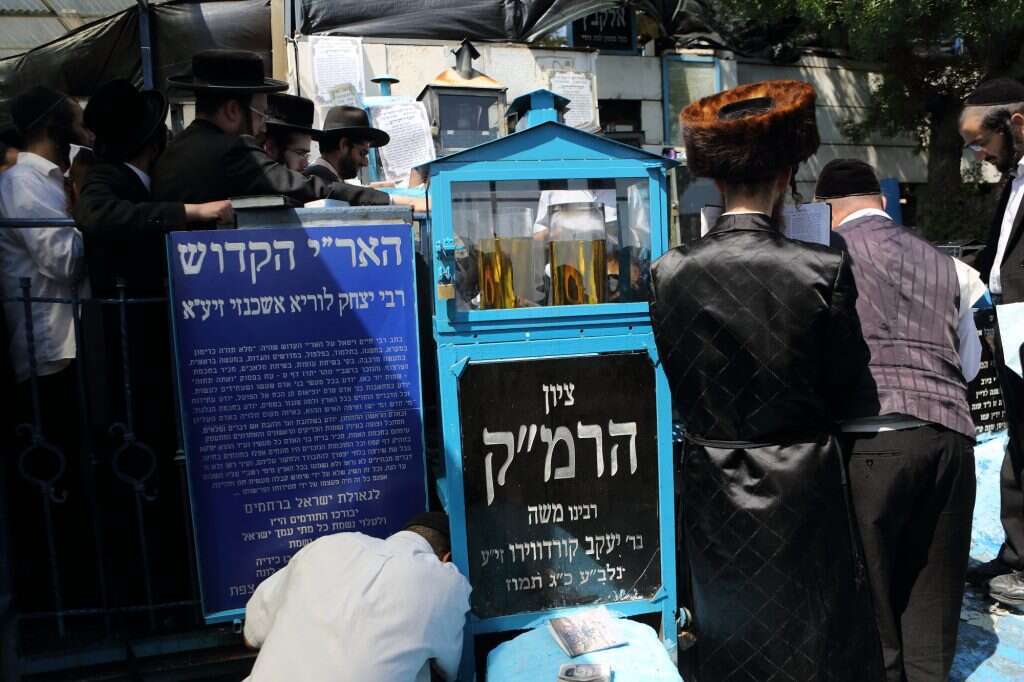 האר"י למד אצל הרמ"ק אבל כעבור זמן קצר פיתח שיטה עצמאית ומהפכנית. קברי הרמ"ק והאר"י בבית העלמין העתיק בצפת. | יעקב נאומי, פלאש 90