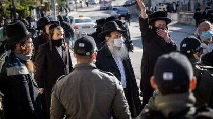 שוטרים אוכפים את תקנות הקורונה בשכונת סנהדריה בירושלים, השבוע. | יונתן זינדל, פלאש 90 שוטרים אוכפים את תקנות הקורונה בשכונת סנהדריה בירושלים, השבוע. | יונתן זינדל, פלאש 90