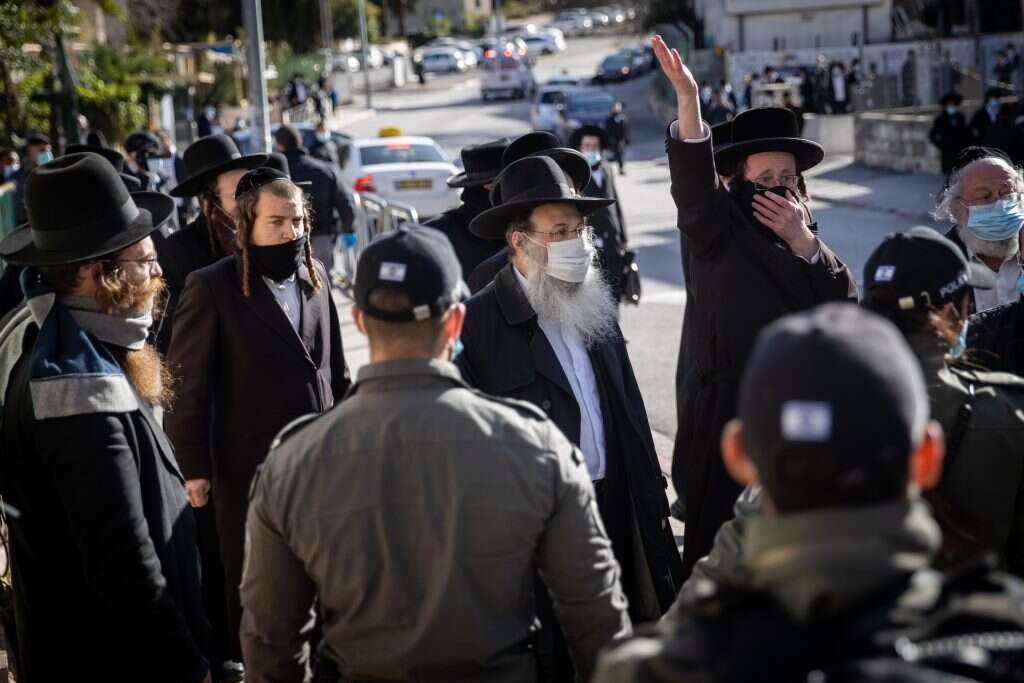 שוטרים אוכפים את תקנות הקורונה בשכונת סנהדריה בירושלים, השבוע. | יונתן זינדל, פלאש 90