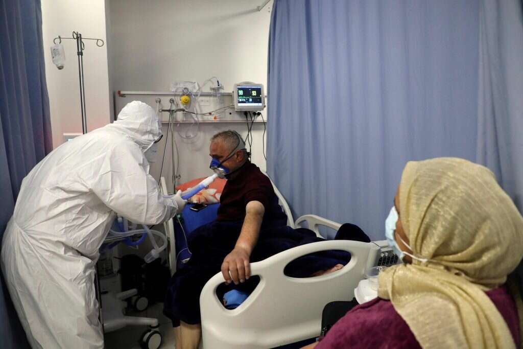 הרשות שואפת לשדר שהיא מתמודדת בכוחות עצמה. מחלקת הקורונה בבית החולים בחברון. | AFP הרשות שואפת לשדר שהיא מתמודדת בכוחות עצמה. מחלקת הקורונה בבית החולים בחברון. | AFP