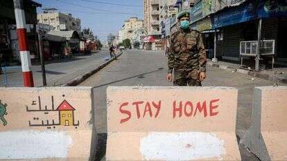 שוטר ברחוב ברפיח, בסגר שהוטל בספטמבר. | עבד רחים קאטיב, פלאש 90