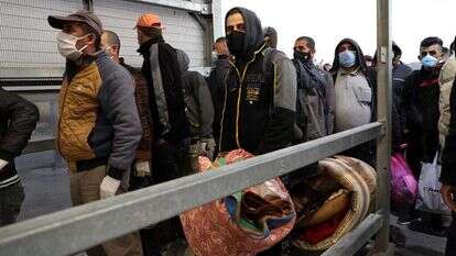 פועלים פלסטינים במעבר מיתר. | ויסאם השלמון, פלאש 90