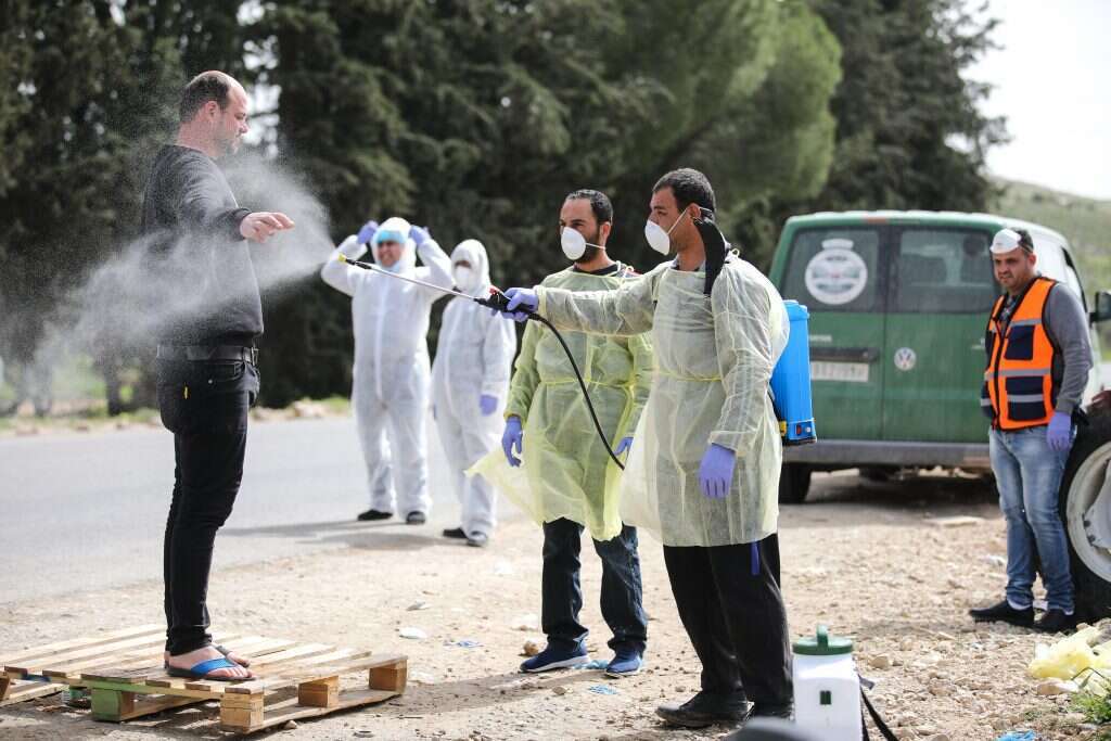 בעיה לאומית, ועכשיו גם בעיה רפואית. חיטוי פועלים במעבר תרקומיא בחודש מרץ. | גטי אימג'ס בעיה לאומית, ועכשיו גם בעיה רפואית. חיטוי פועלים במעבר תרקומיא בחודש מרץ. | גטי אימג'ס