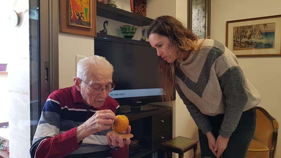 רימון בתוך תפוז שרוקן מתוכן. אליעזר בן־עמי ודגם הגבס