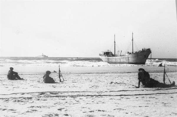 חמש שעות במים בחורף כשהוא עוזר למעפילים ומציל אנשים מטביעה. אוניית המעפילים שושנה. | באדיבות ארכיון קק"ל