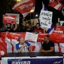 הפגנת השולמנים מול בניין ההסתדרות, ספטמבר 2020. יושב מימין: אביר קארה. | רונן גלעד