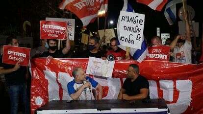 הפגנת השולמנים מול בניין ההסתדרות, ספטמבר 2020. יושב מימין: אביר קארה. | רונן גלעד