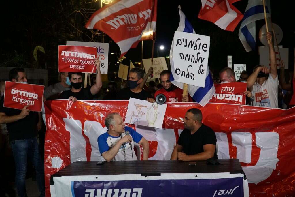 הפגנת השולמנים מול בניין ההסתדרות, ספטמבר 2020. יושב מימין: אביר קארה. | רונן גלעד