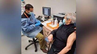 רחל פרייר בת 101 מקריית אתא מקבלת את החיסון השני. | רינה גרינבלום רחל פרייר בת 101 מקריית אתא מקבלת את החיסון השני. | רינה גרינבלום