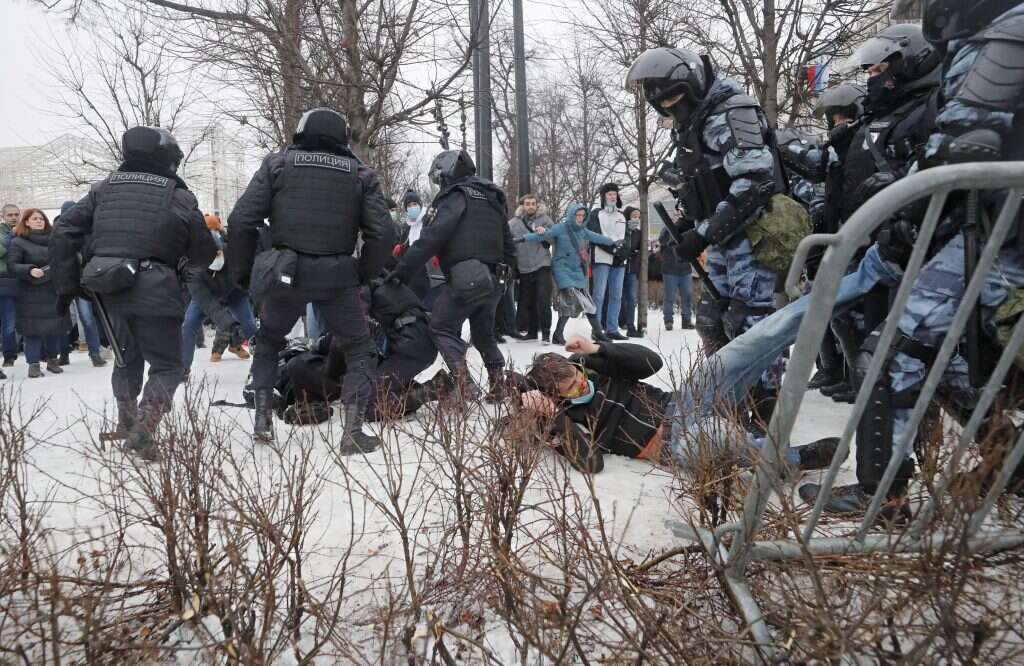 מפגין נעצר בעת מחאה תמיכה באלכסיי נבלני, אתמול. | EPA