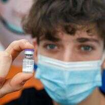 בני נוער מתחסנים בתל אביב, הבוקר. | AFP