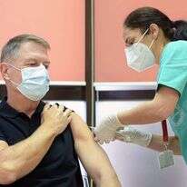 מעמדות על בסיס חיסון. נשיא רומניה קלאוס יוהאניס מתחסן, לפני כשבוע. | EPA