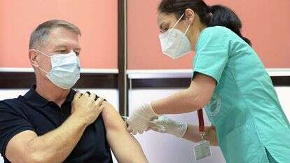 מעמדות על בסיס חיסון. נשיא רומניה קלאוס יוהאניס מתחסן, לפני כשבוע. | EPA