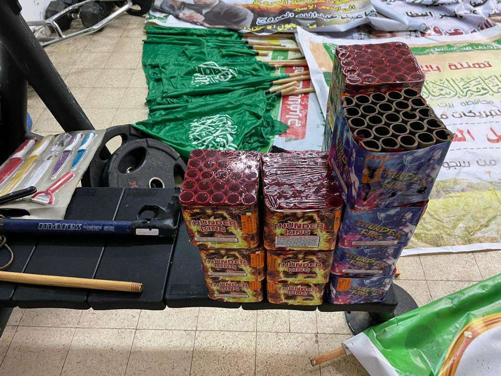 השלל שנתפס בבית המחבל.. | דו''צ