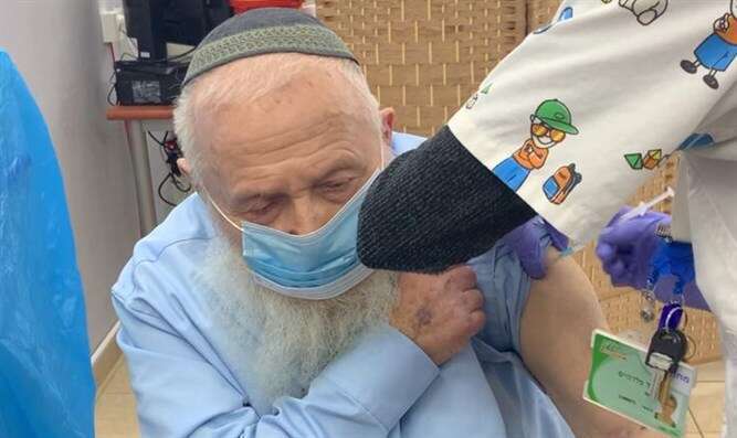 הרב דרוקמן מקבל את החיסון. | דוברות מרכז ישיבות ואולפנות בני עקיבא הרב דרוקמן מקבל את החיסון. | דוברות מרכז ישיבות ואולפנות בני עקיבא