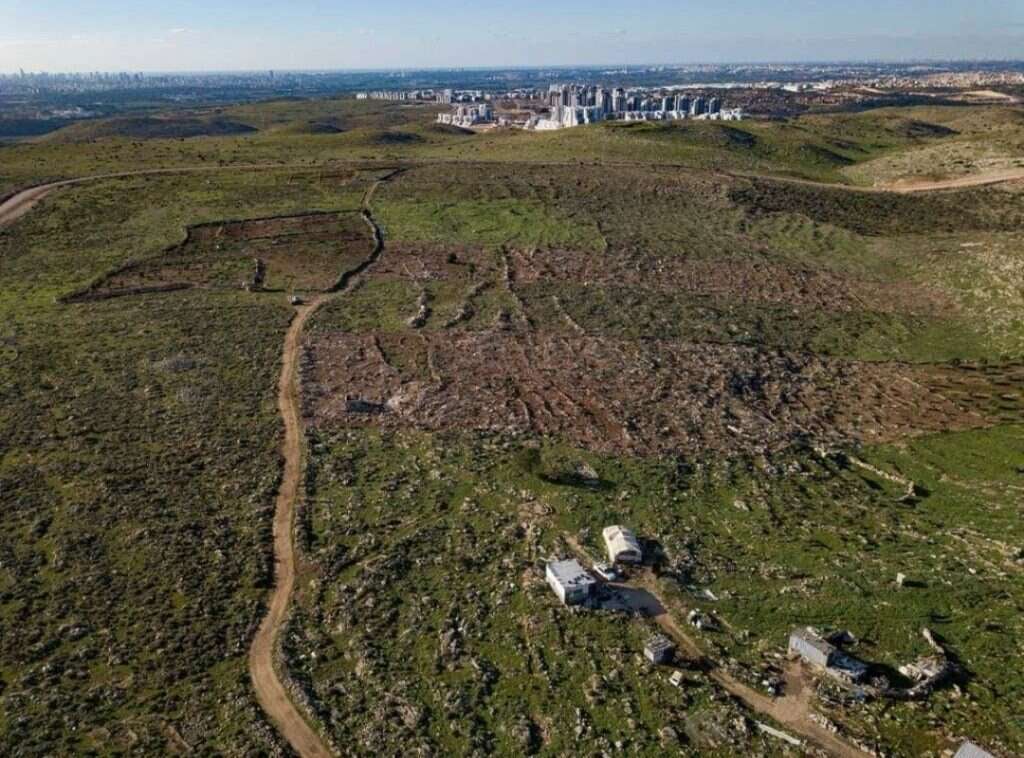 שטח הנטיעות. | מסך מתוך עמוד הפייסבוק Deir Ballout שטח הנטיעות. | מסך מתוך עמוד הפייסבוק Deir Ballout