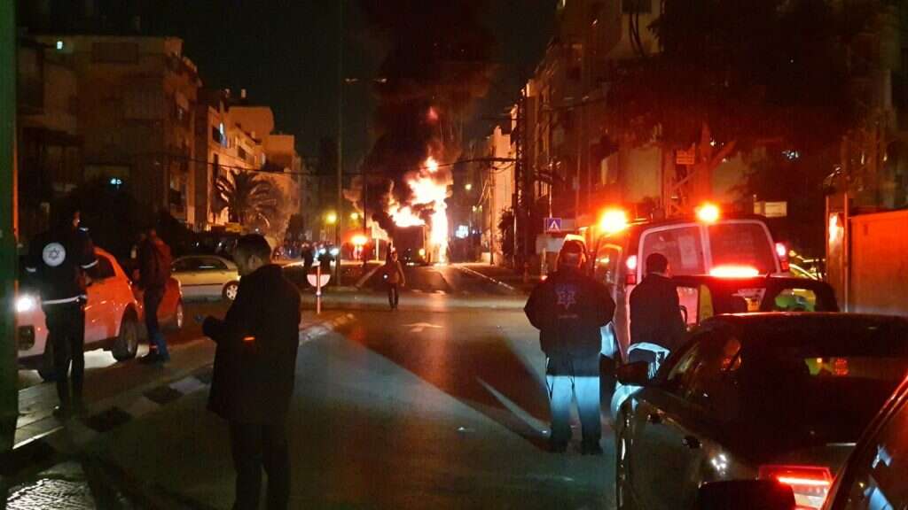 האוטובוס הבוער במהומות בבני ברק. | מוטי אונא תיעוד מבצעי מד״א