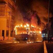 האוטובוס ברחוב השומר בבני ברק, שהוצת על ידי פורעים בעיר