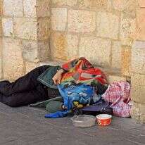 חסר בית ברחובות ירושלים. | שאטרסטוק