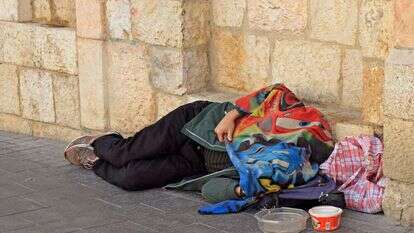 חסר בית ברחובות ירושלים. | שאטרסטוק