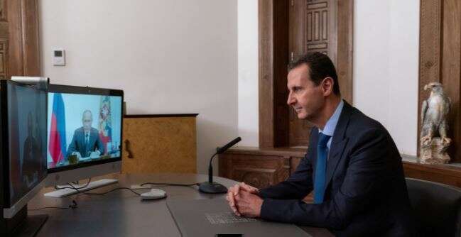 בשאר אסד במהלך פגישת וידיאו עם עמיתו הרוסי ולדימיר פוטין, בדמשק, סוריה. | EPA