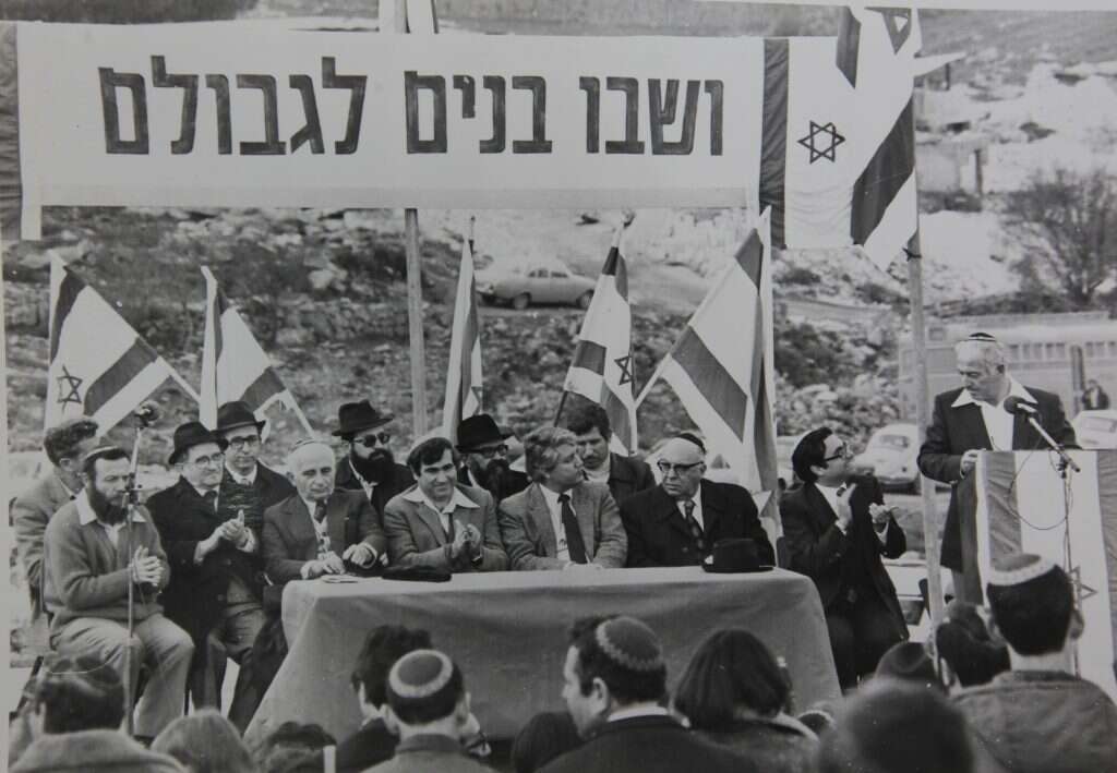 מושקו נואם בטקס הנחת אבן הפינה לאפרת, 1980. | רפרודוקציה: מרים צחי מושקו נואם בטקס הנחת אבן הפינה לאפרת, 1980. | רפרודוקציה: מרים צחי