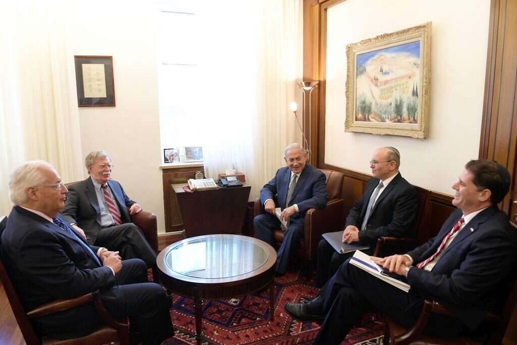 מימין: דרמר, מאיר בן־שבת, נתניהו, ג'ון בולטון ודוד פרידמן, בפגישה בלשכת רה"מ ב־ 2018. | עמוס בן גרשום, לע"מ מימין: דרמר, מאיר בן־שבת, נתניהו, ג'ון בולטון ודוד פרידמן, בפגישה בלשכת רה"מ ב־ 2018. | עמוס בן גרשום, לע"מ