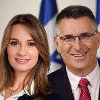 גדעון סער ויפעת שאשא ביטון. מתוך הקמפיין של "תקווה חדשה"