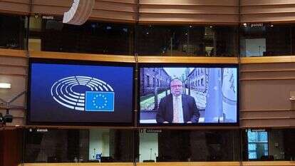 הרב גולדשמידט נושא דברים בפני הפרלמנט האירופי. | ארכיון ועידת רבני אירופה