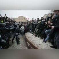 מפגינים מתעמתים עם שוטרים במוסקבה בשבת האחרונה. | EPA