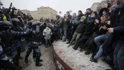 מפגינים מתעמתים עם שוטרים במוסקבה בשבת האחרונה. | EPA