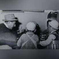 משה (מושקו) מושקוביץ בביקור בגן ילדים בשפיר, 1954. | רפרודוקציה: מרים צחי