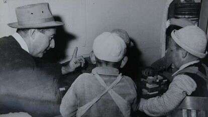 משה (מושקו) מושקוביץ בביקור בגן ילדים בשפיר, 1954. | רפרודוקציה: מרים צחי