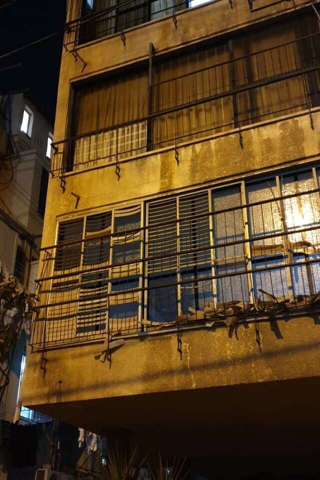 התריסים נמסו מעוצמת האש. הבניין ששכן סמוך לאוטובוס שהוצת. | דנה בצלאל התריסים נמסו מעוצמת האש. הבניין ששכן סמוך לאוטובוס שהוצת. | דנה בצלאל