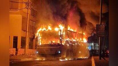 האוטובוס שהוצת ברחוב השומר. | דוברות המשטרה