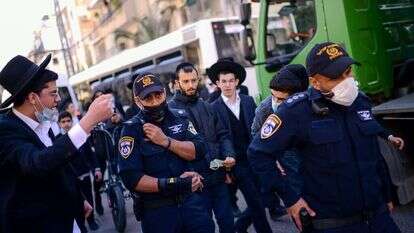 מפגינים מתעמתים עם שוטרים בבני־ברק, השבוע. | תומר נויברג, פלאש 90