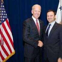 ג'יי רודרמן עם ג'ו ביידן בכנס במרילנד, 2014. | דיוויד לייננמן, באדיבות דוברות הבית הלבן