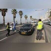 מחסום משטרתי בסמוך לחוף בתל-אביב. | EPA