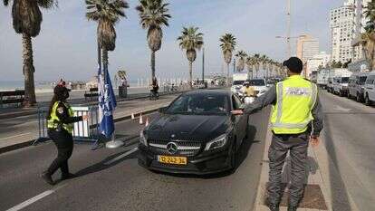 מחסום משטרתי בסמוך לחוף בתל-אביב. | EPA