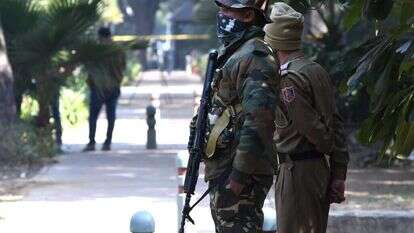 חיילים הודים מחוץ לשגרירות ישראל בדלהי. | EPA