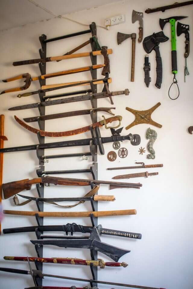 חרב מפוארת מבית ראשון וחץ יהודאי מלכיש. אוסף כלי הנשק של ניומן. | אריק סולטן