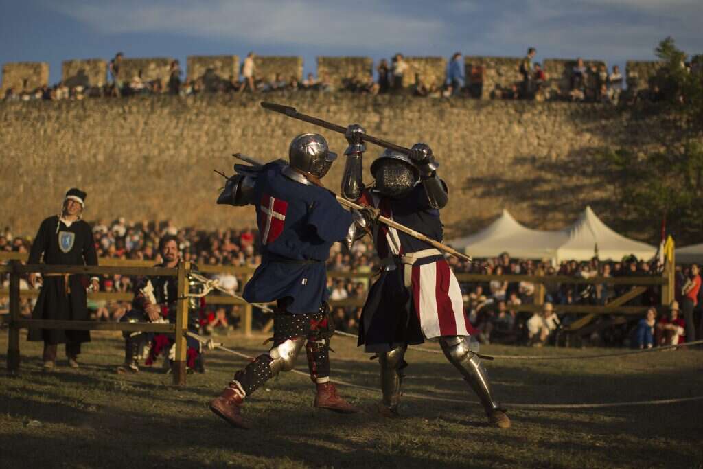 הקרב קורה עם כל הגוף וכל הנשמה. שחזור קרב מימי הביניים. | AP
