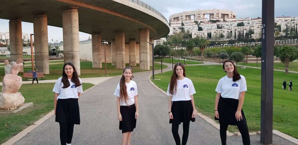 תלמידות מדרשת אמית מודיעין זוכות התחרות תלמידות מדרשת אמית מודיעין זוכות התחרות