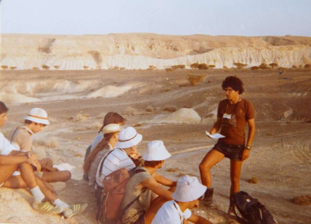 להראות את מורכבות הטבע ויופיו. בוסקילה כשהיה מדריך בבית ספר שדה חצבה, 1982. | רות בוסקילה