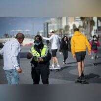 פקחית רושמת דו"ח בטיילת בתל אביב. | נתי שוחט, פלאש 90