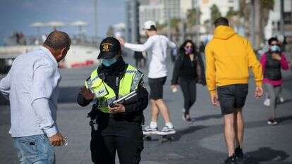 פקחית רושמת דו"ח בטיילת בתל אביב. | נתי שוחט, פלאש 90