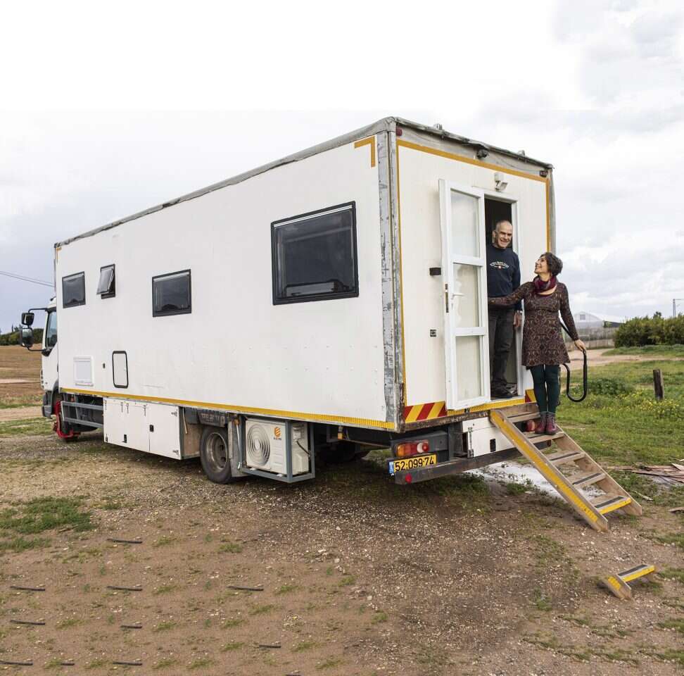 הזוג פולקמן־מנדיל והמשאית. | אבישג שאר־ישוב