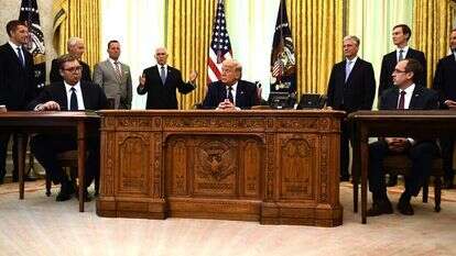 הנשיא טראמפ, ראש ממשלת קוסובו, נשיא סרביה ומייק פנס באירוע החתימה על ההסכם בספטמבר 2020. | AFP