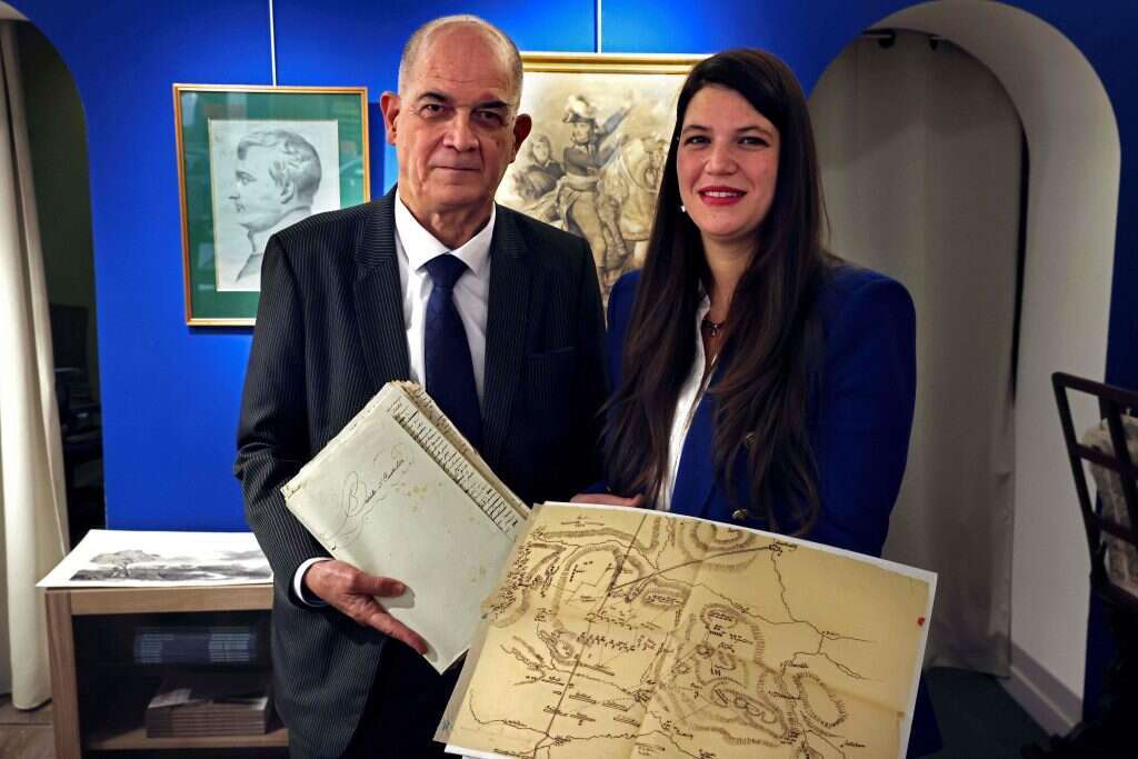 ז'אן עמנואל רו ובתו מחזיקים בכתב היד. | AFP